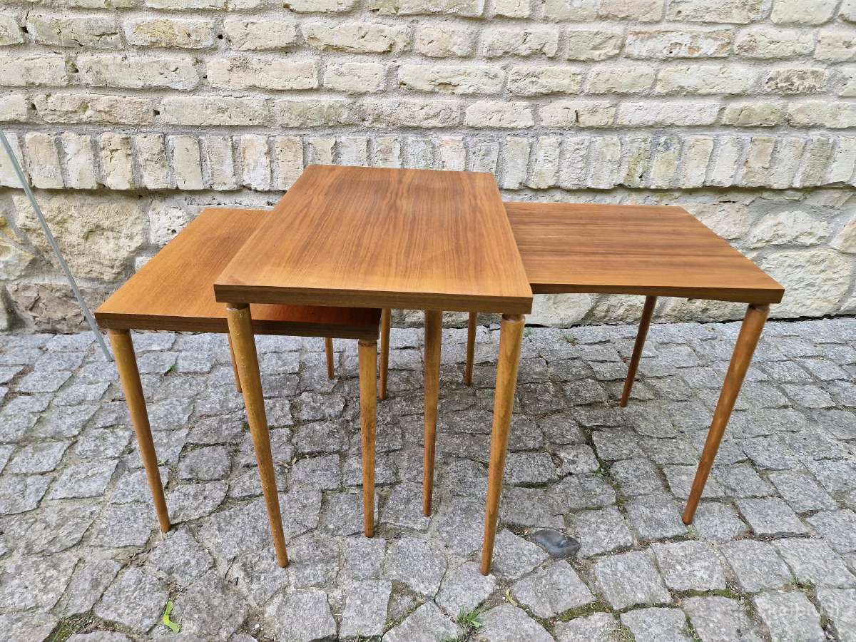Vintažiniai mid century riešutmedžio staliukai