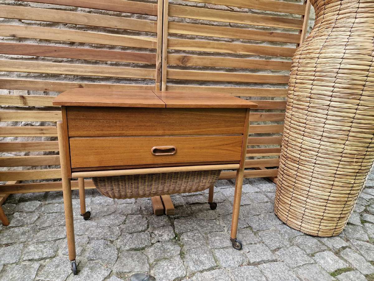 Vintažinis mid century rankdarbių staliukas