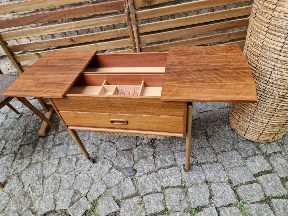 Vintažinis mid century rankdarbių staliukas - nuotraukos Nr. 4