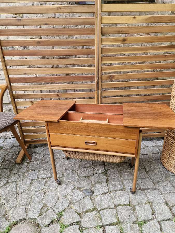 Vintažinis mid century rankdarbių staliukas - nuotraukos Nr. 5