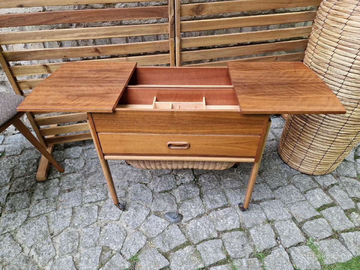 Vintažinis mid century rankdarbių staliukas - nuotraukos Nr. 7