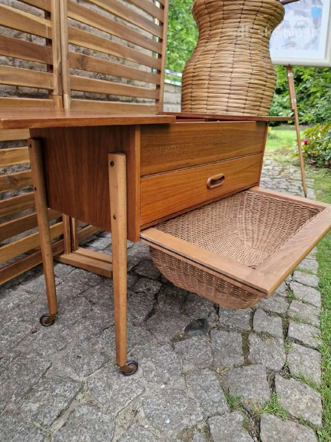 Vintažinis mid century rankdarbių staliukas - nuotraukos Nr. 12