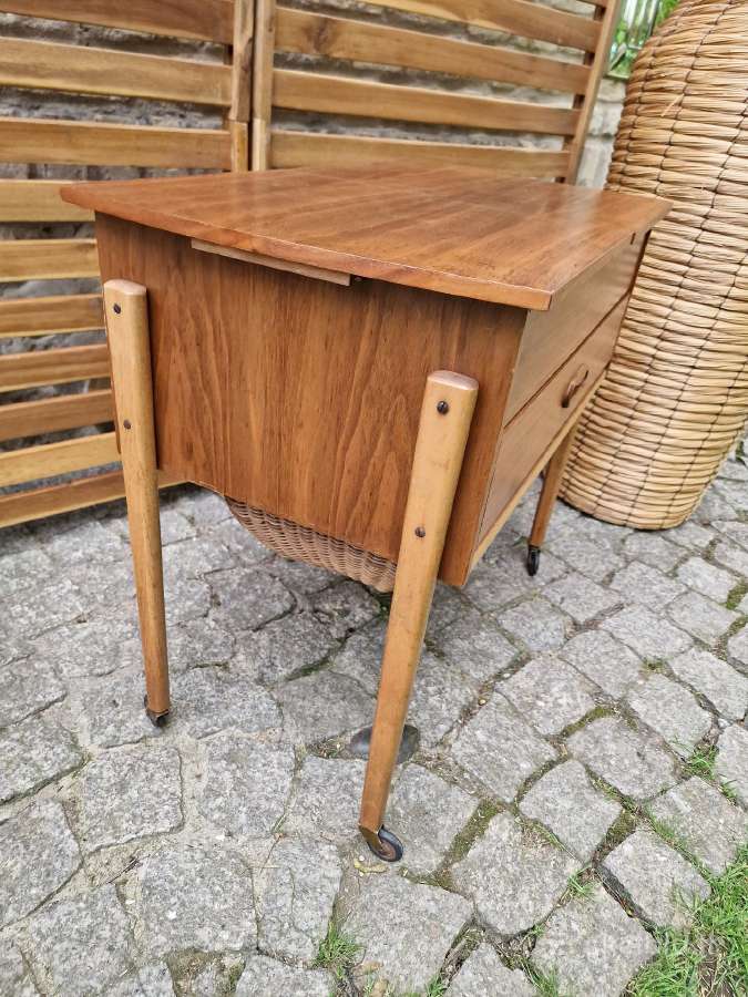 Vintažinis mid century rankdarbių staliukas - nuotraukos Nr. 14