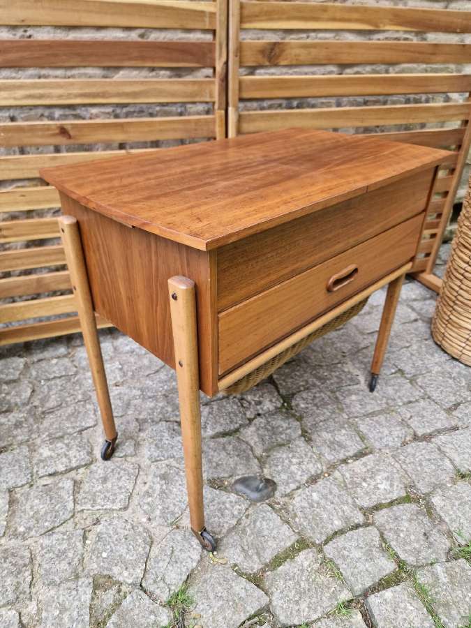 Vintažinis mid century rankdarbių staliukas - nuotraukos Nr. 19