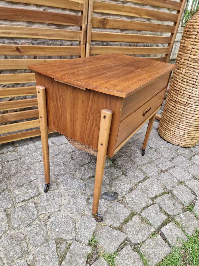 Vintažinis mid century rankdarbių staliukas - nuotraukos Nr. 20