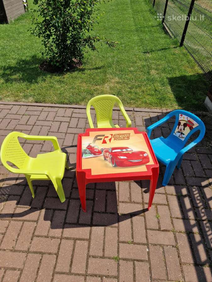 Vaikiškas staliukas ir trys kėdutės