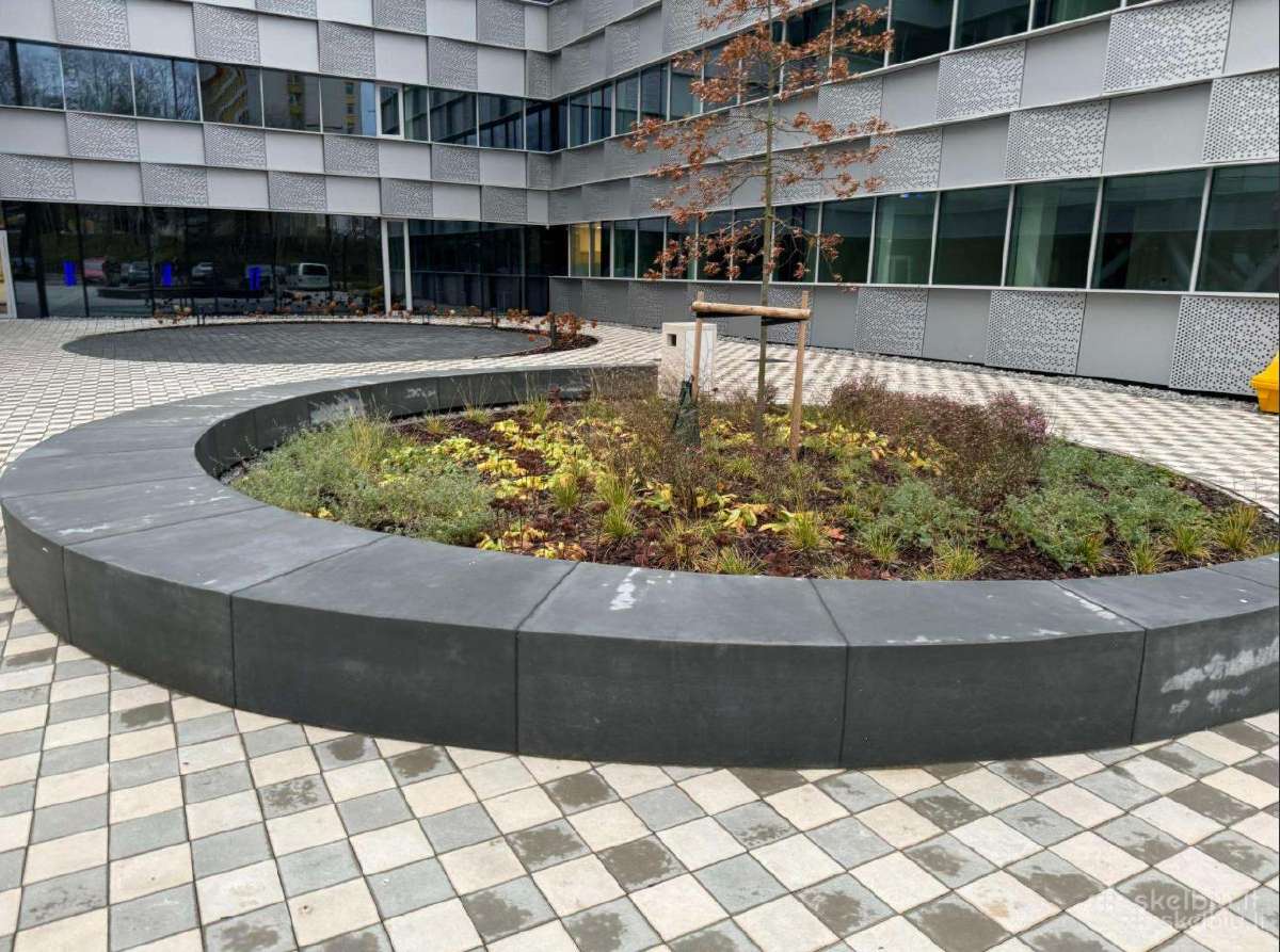 Betoniniai suoliukai, klombos, amfiteatro sienelės - nuotraukos Nr. 2