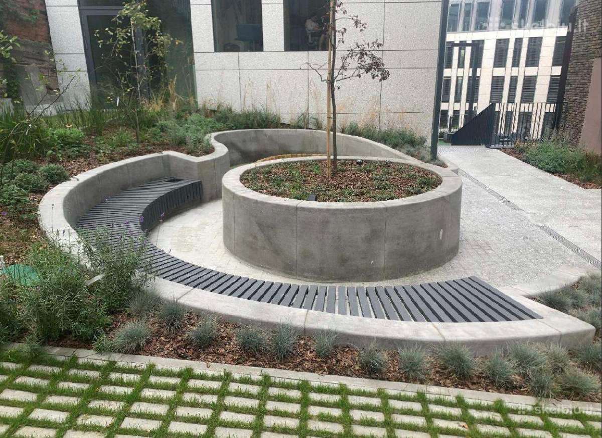 Betoniniai suoliukai, klombos, amfiteatro sienelės