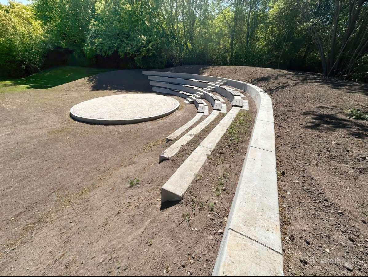 Betoniniai suoliukai, klombos, amfiteatro sienelės - nuotraukos Nr. 15