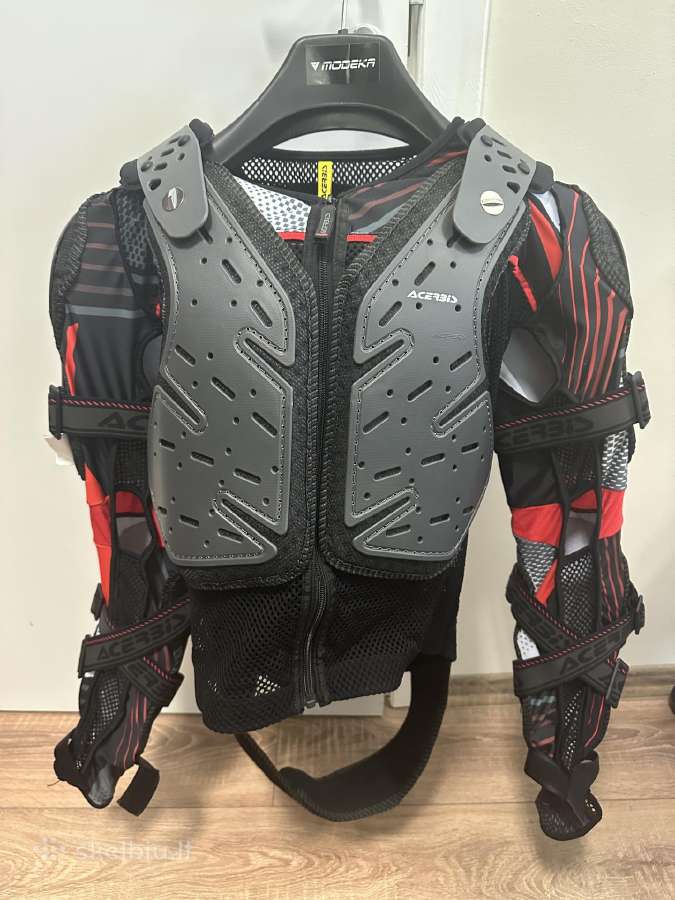 Nauji motociklininko Acerbis šarvai ir antkeliai