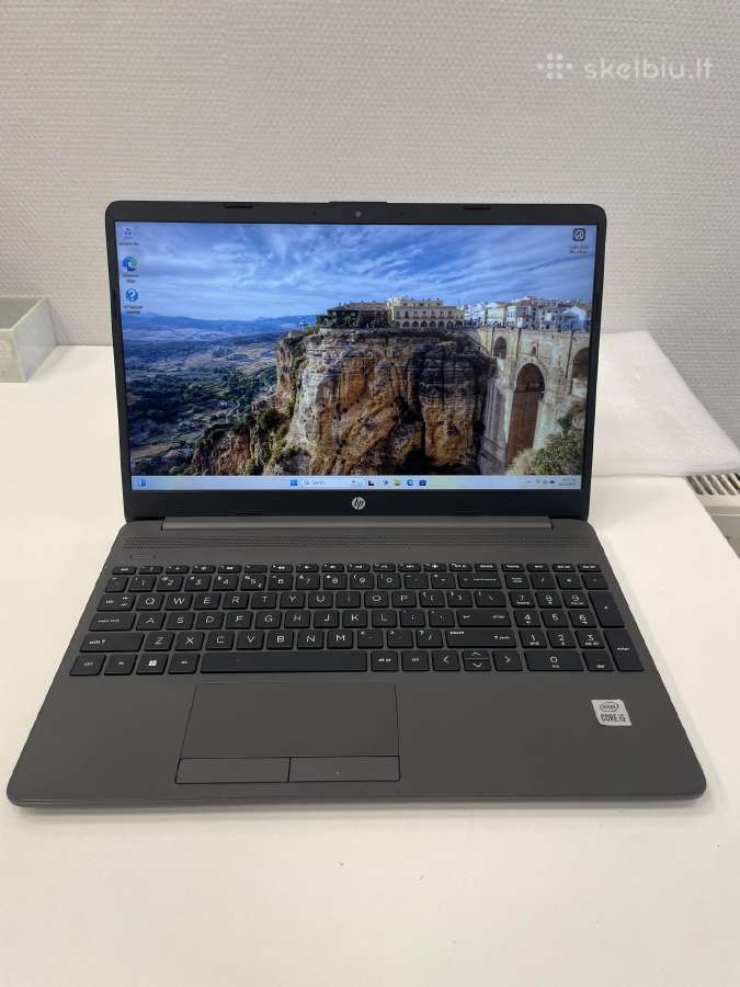 Hp 250 G8 i5-1035g1 8gb RAM 256gb SSD
