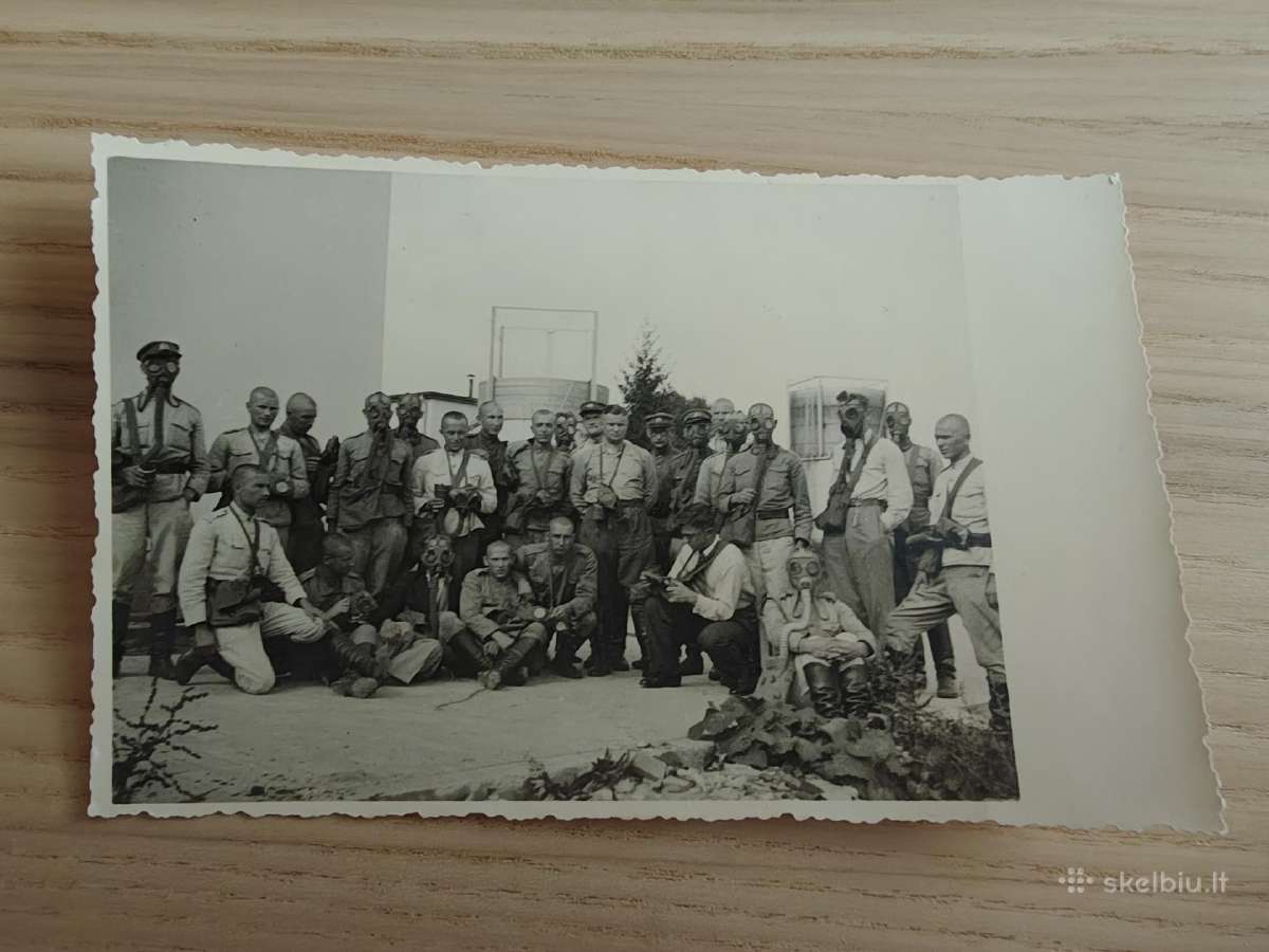 Lietuvos kariai su dujokaukėmis. Degazacija