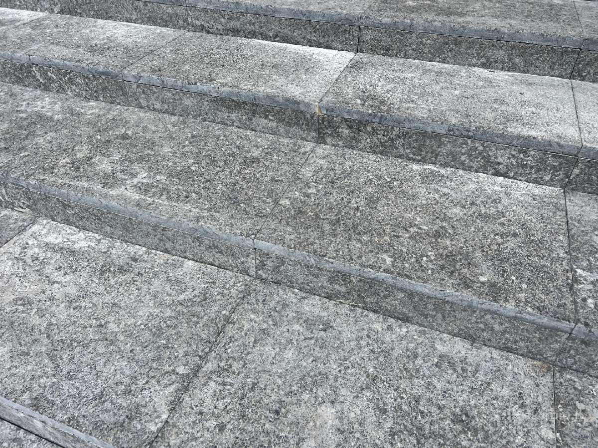 Granito pilkai žalios spalvos plytelės 30*30*3 cm