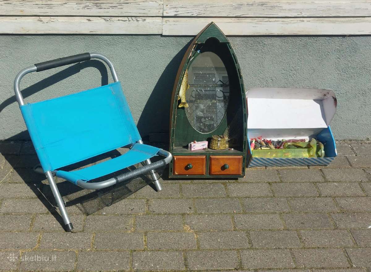 Žvejo kabliukai, švinai, kėdė.