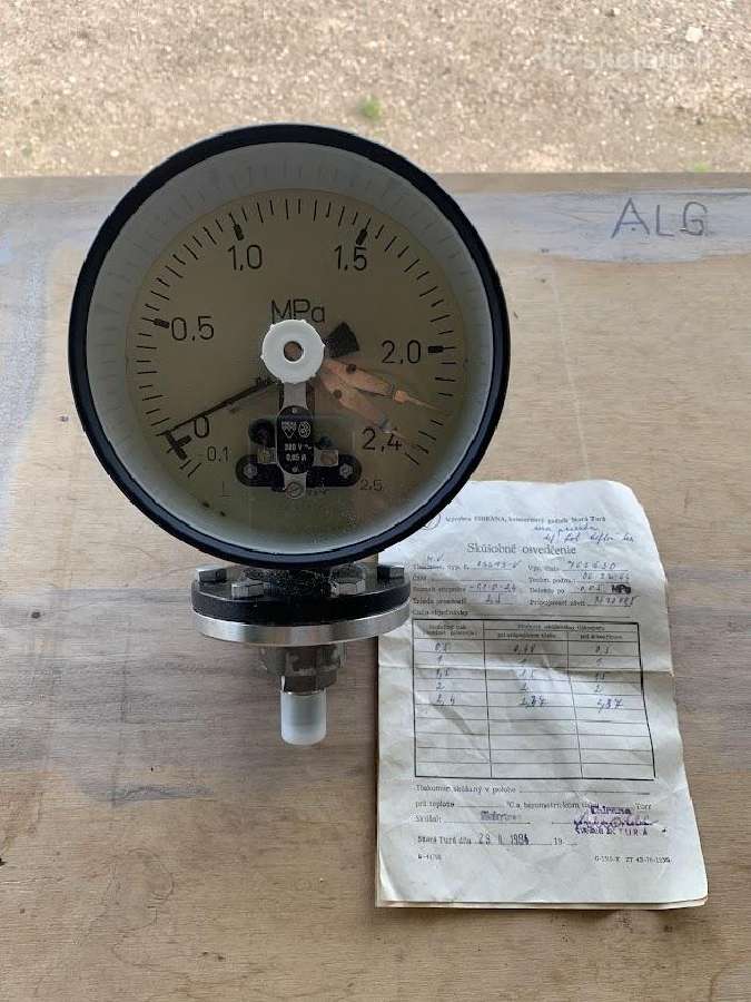 Elektrokontaktinis manometras su skiriamuoju indu