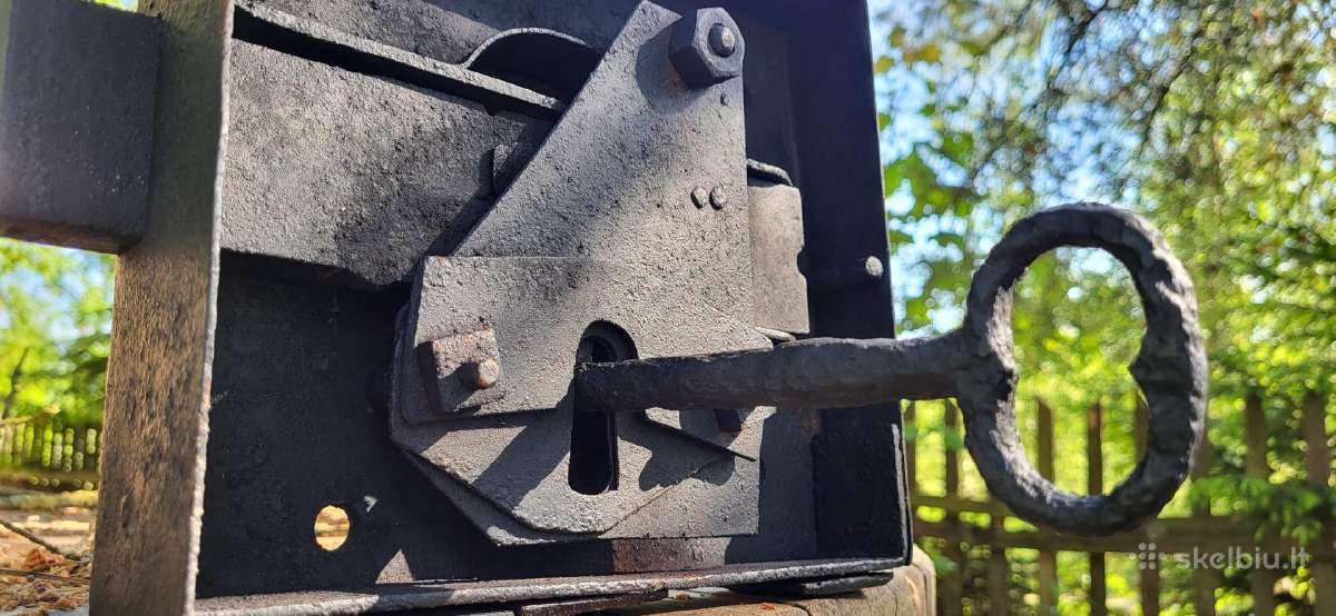 Veikanti autentiška spyna su originaliu raktu