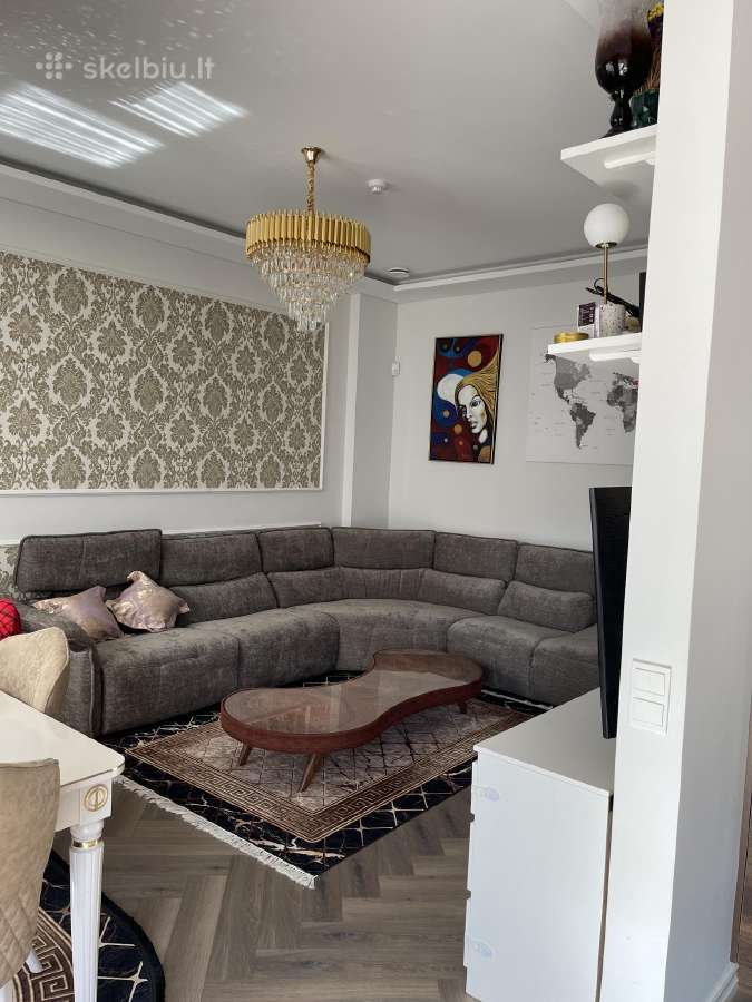 Kampinė itališka sofa su elektriniu reglaineriu.