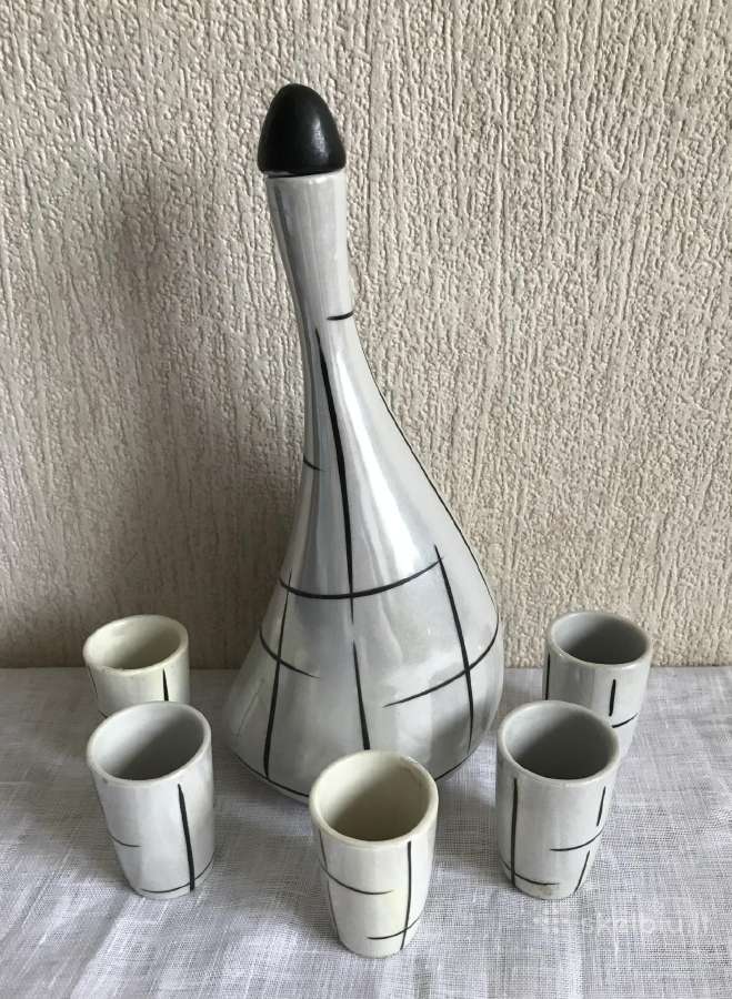 Tarybininio periodo stiprių gėrimų servizai.