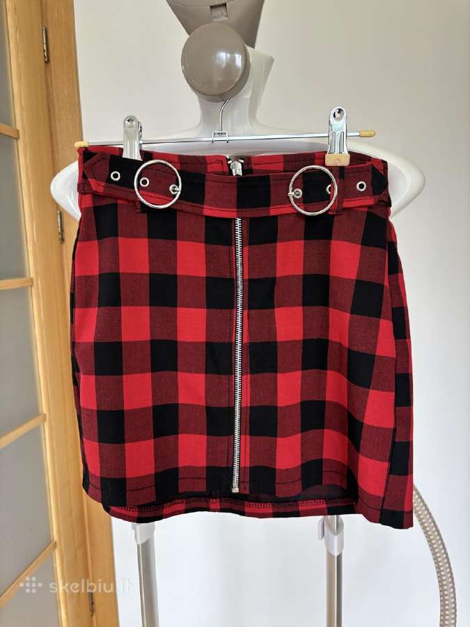 Idealios būklės raudonas mini sijonas Bershka