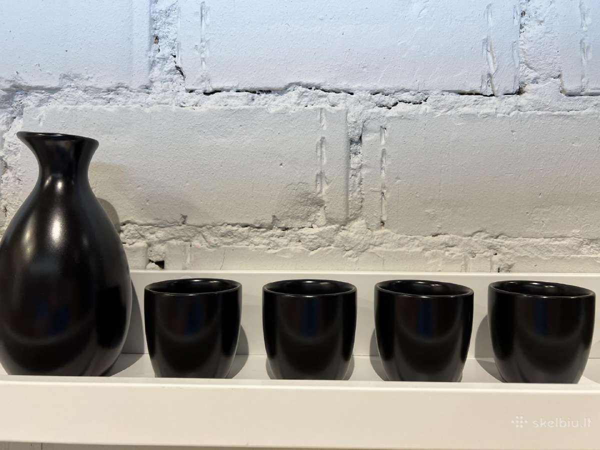 Sake puodeliai iš keramikos ir grafinas