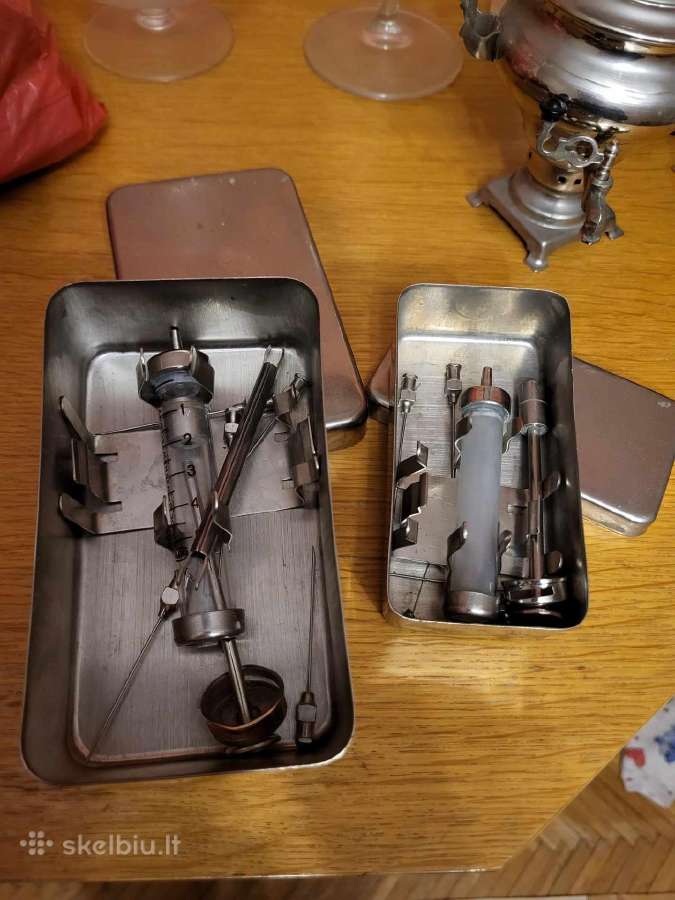 Tarybiniai švirštai su dezinfikavimo konteineriais