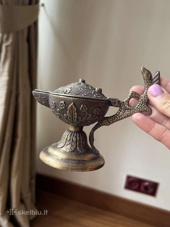 Žalvarinis nedidelis insas su ornamentais