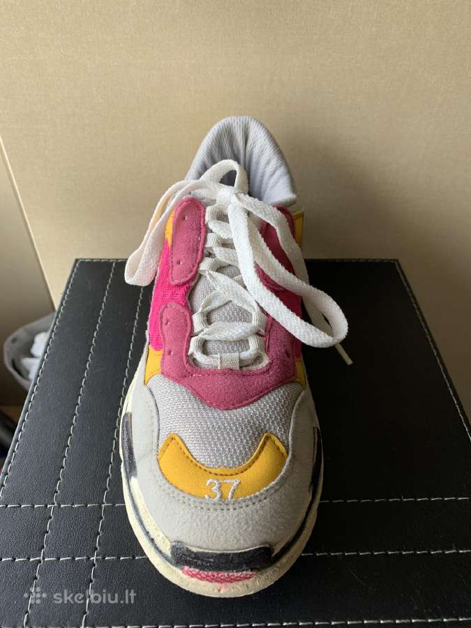 Balenciaga kedai - nuotraukos Nr. 4