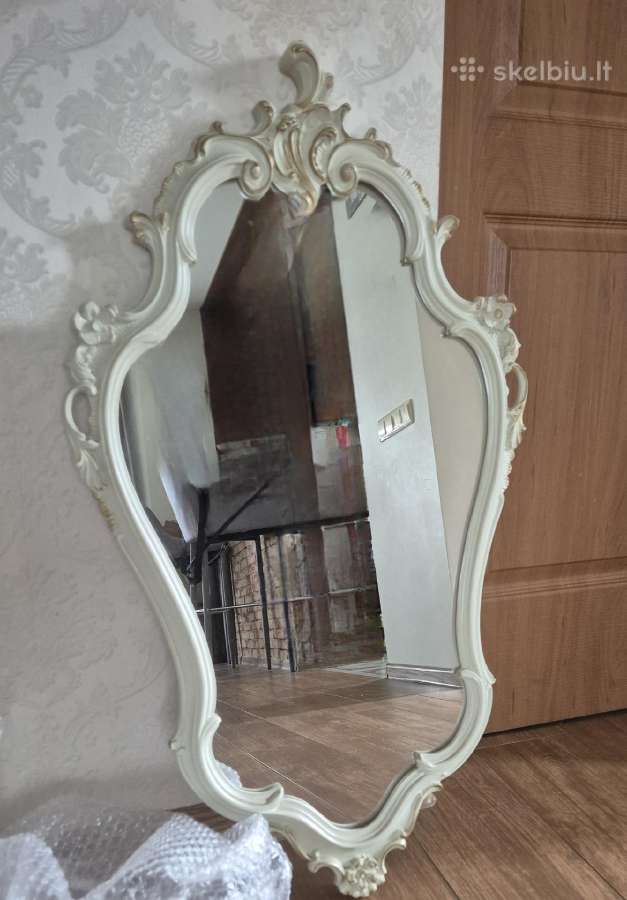 Klasikinis antikvarinis veidrodis
