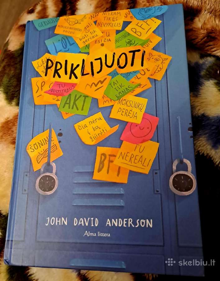"Priklijuoti" John David Anderson
