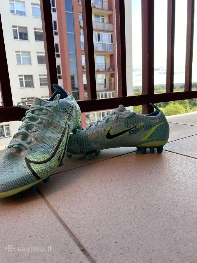 Profesionalūs futbolo bateliai