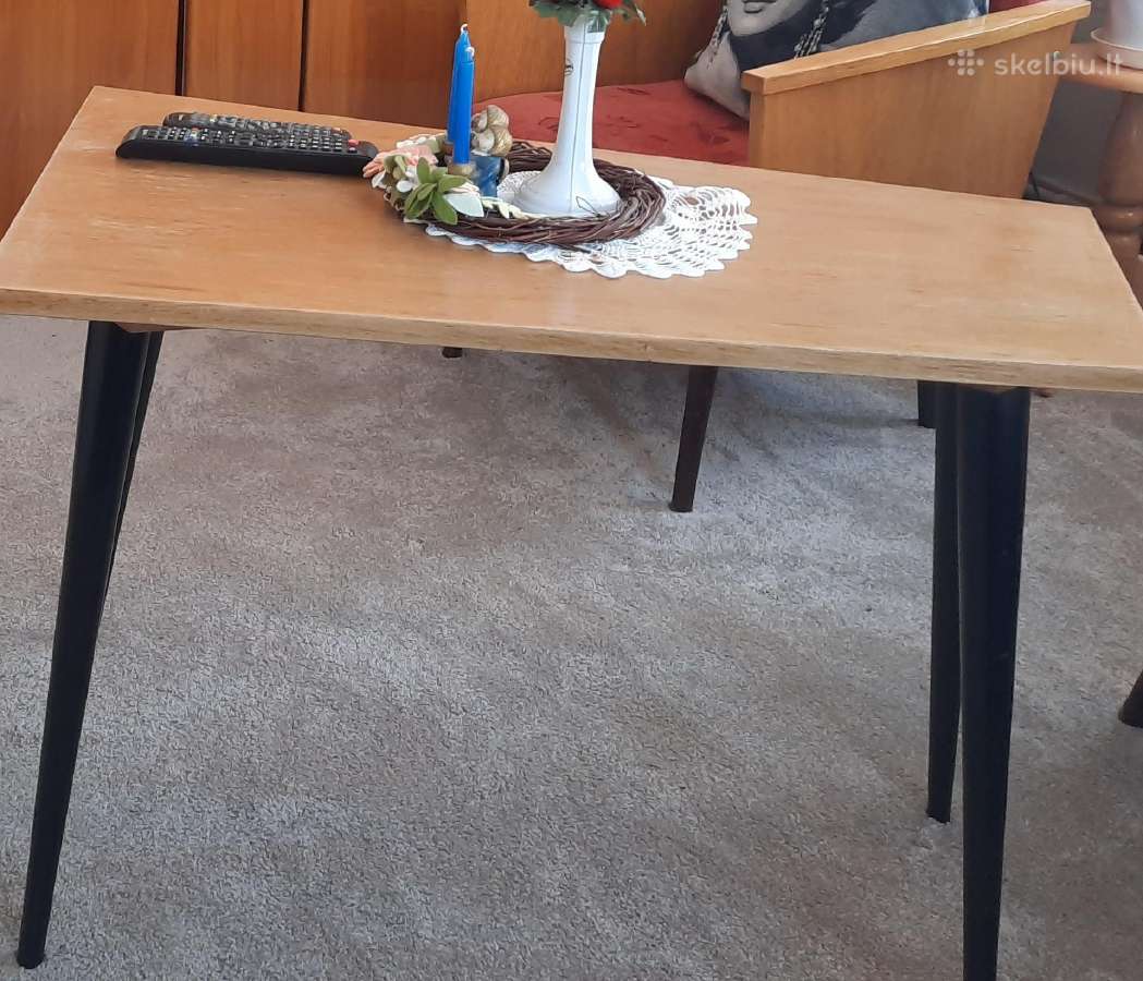 Staliukas ant kojeliu