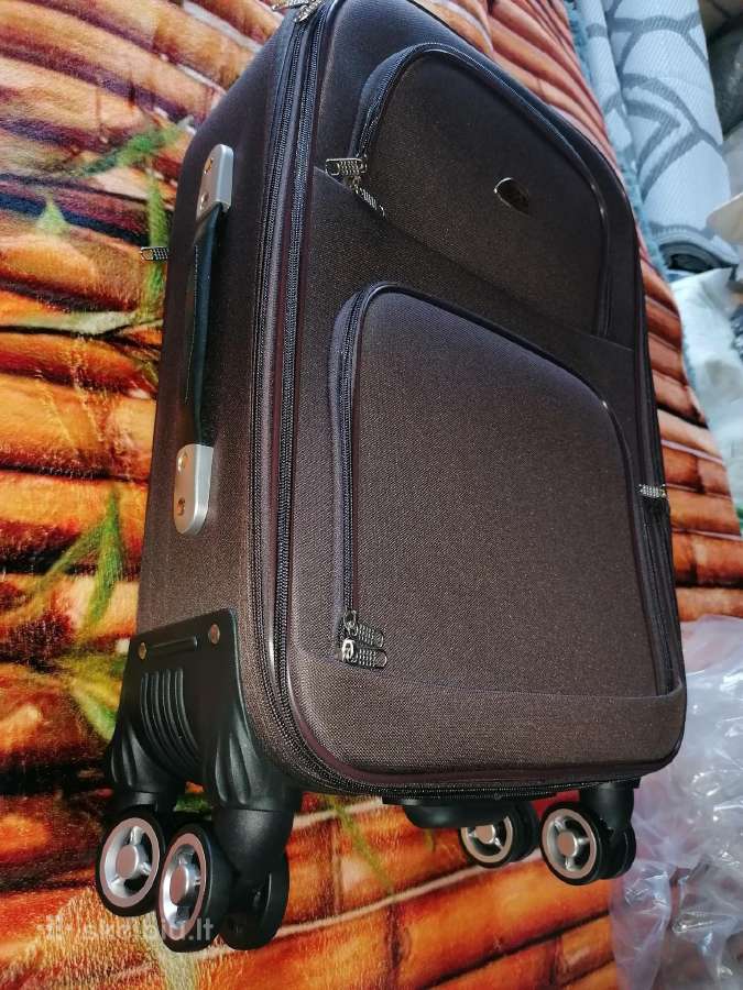 Naujas lagaminas45€. naudotas35€ žygių kuprinė20€