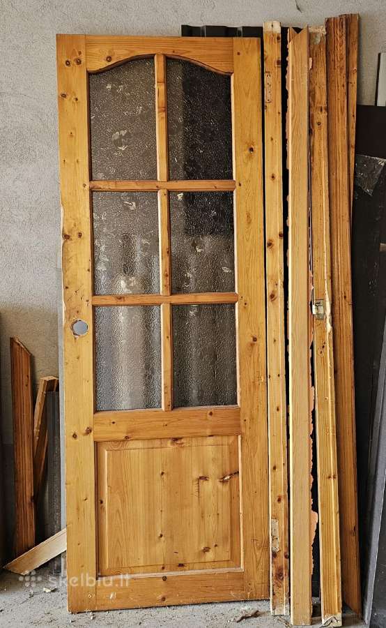 Medinės pušinės durys