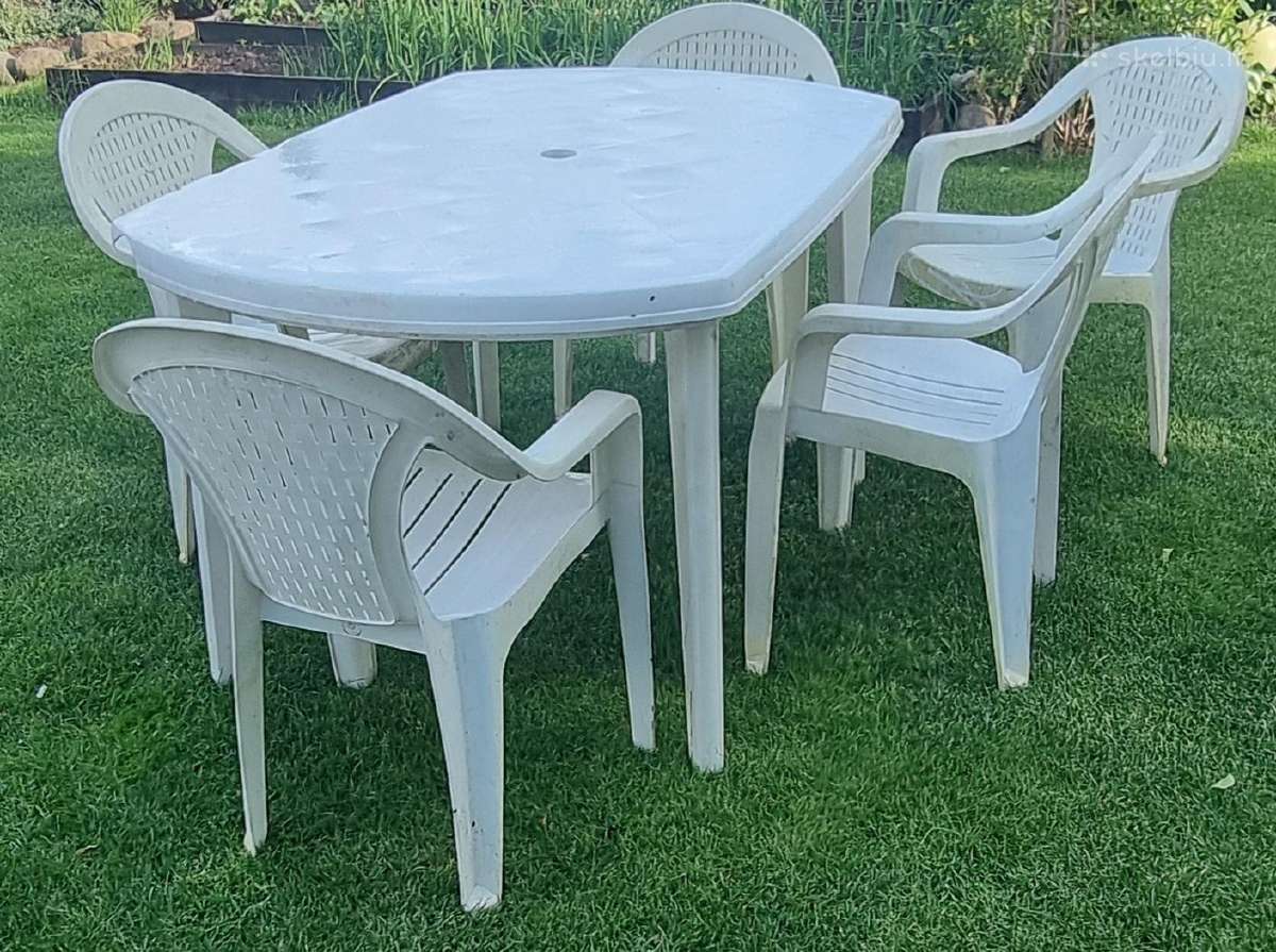 Naudotas plastikinis stalas su kėdėmis
