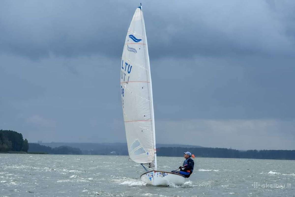 Jachta,sportinis švertbotas Finn