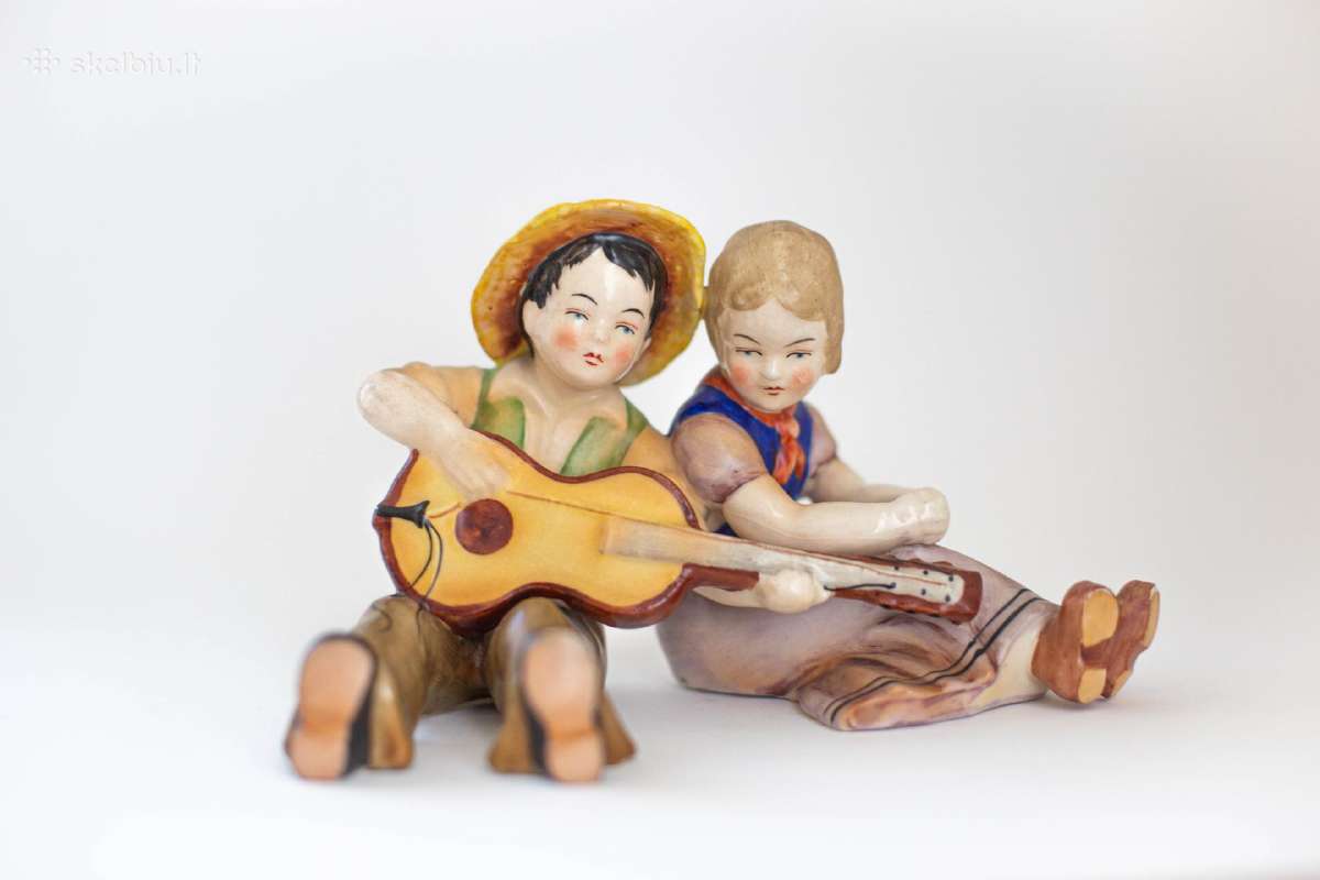 Porceliano figūrėlė mergaitė ir berniukas su gitar
