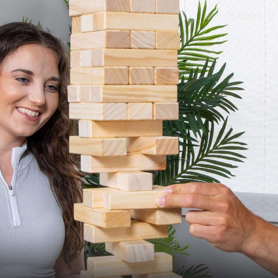 Giant Jenga svyruojančio bokšto žaidimas