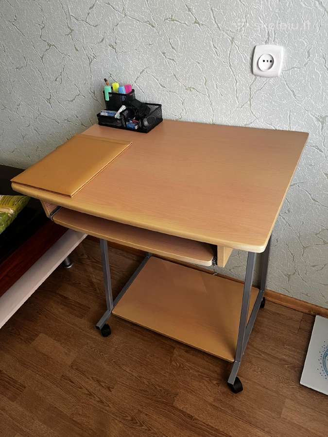 Puikiai islaikytas staliukas ant ratuku - nuotraukos Nr. 2