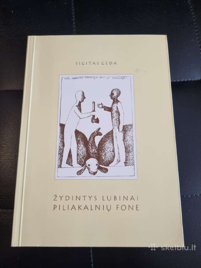 Žydintys lubinai piliakalnių fone
