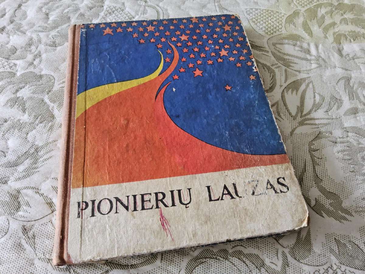 Knyga "Pionierių laužas"