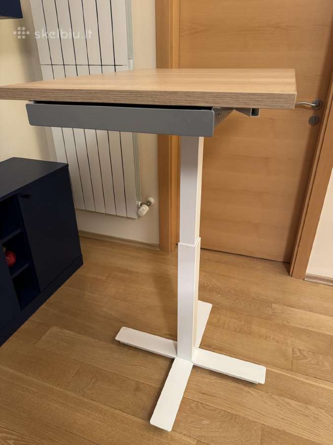 Reguliuojamo aukščio darbinis stalas