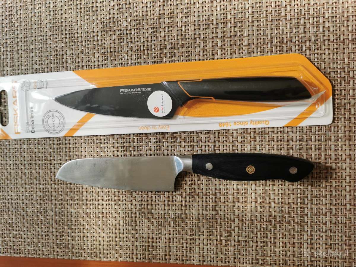 Peilis Fiskars, santoku formos, mažas.