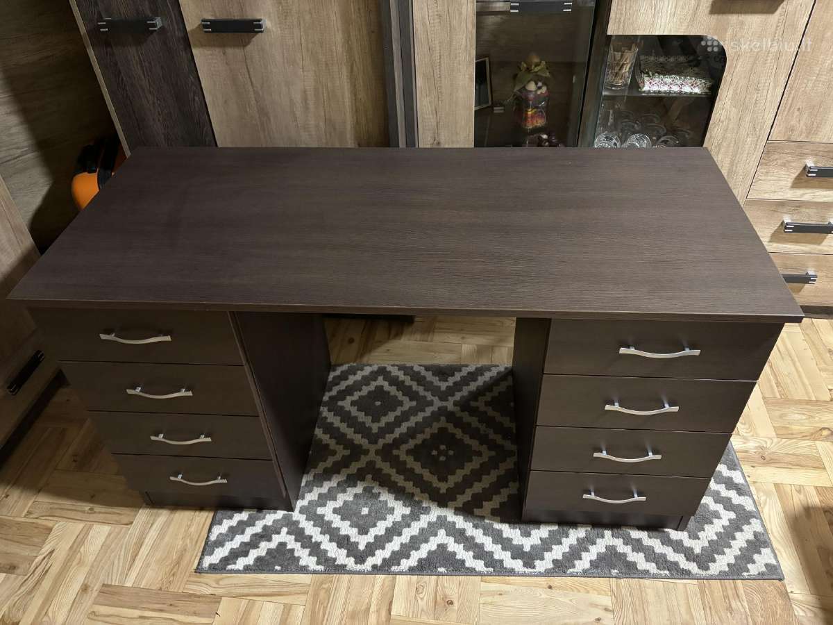 Rašomas stalas