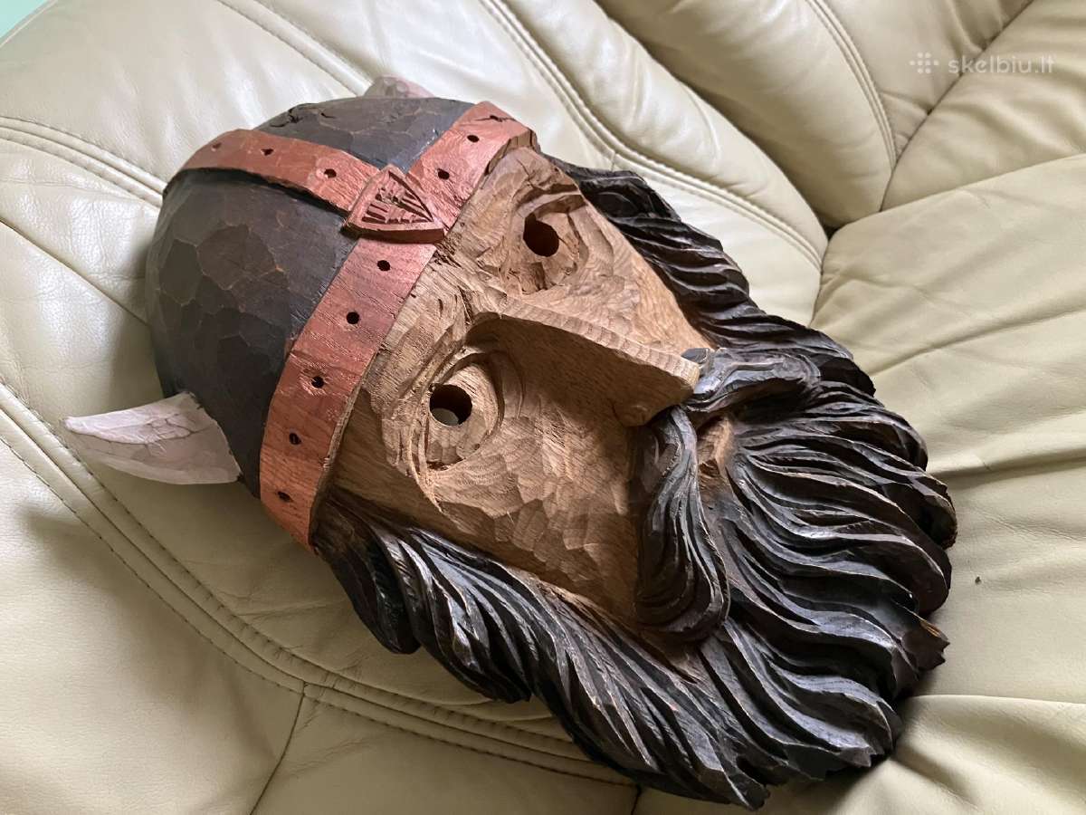 Didelė ir sunki ąžuolinė vikingo skulptūra