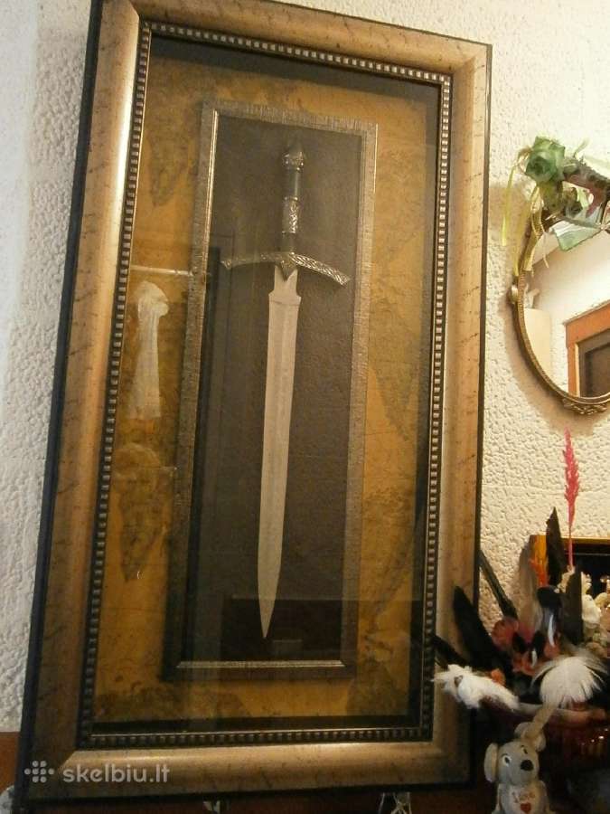 Dekoratyvinis kalavijas prabangiuose rėmuose