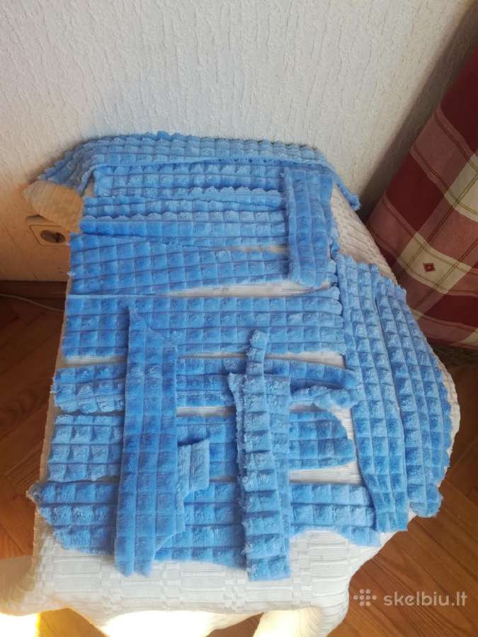 Nedidelės audinių atraižos likusios nuo siuvimo