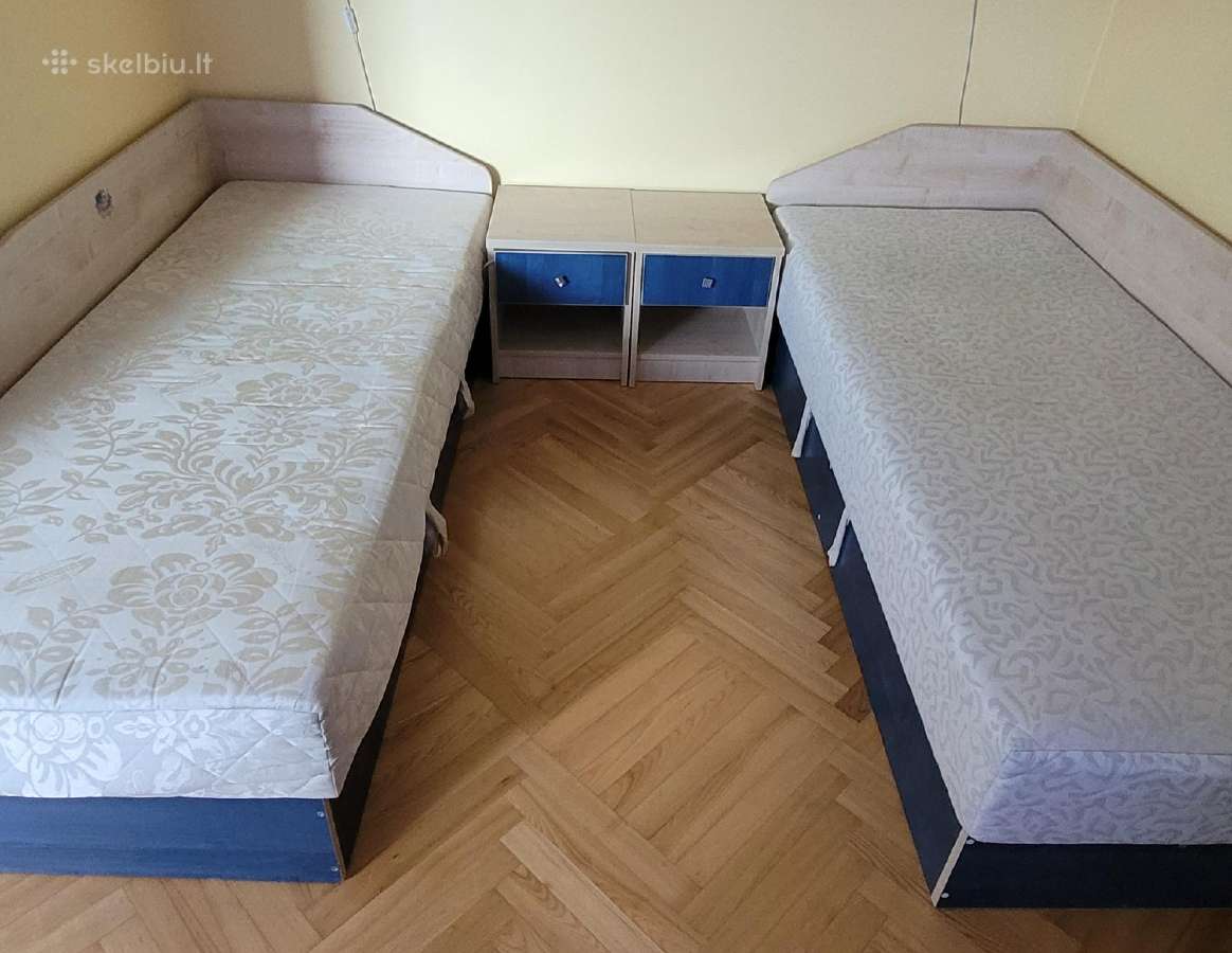 Dvi viengulės lovos su spintelėmis ir spinta
