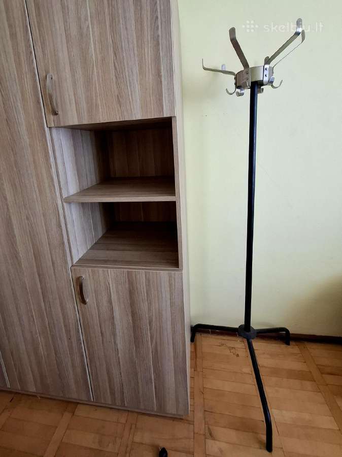 Parduodu dvi drabužių kabyklas