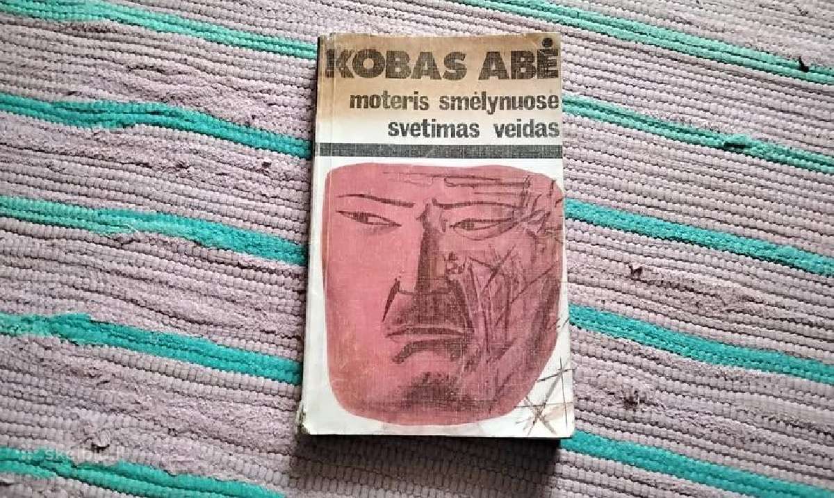 Moteris smelynuose svetimas veidas Kobas Abė