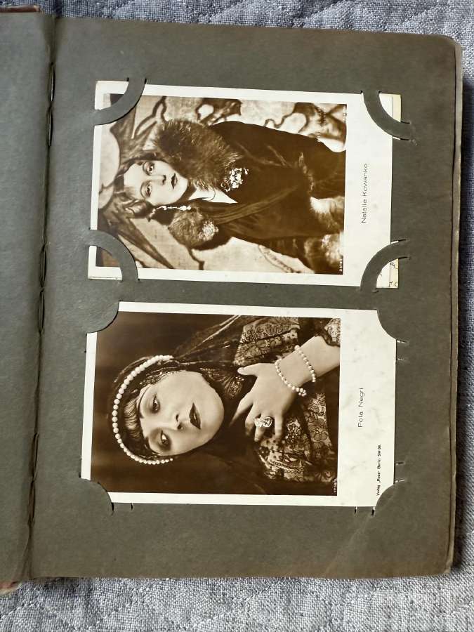 Albumas su aktoriais ir ju autografais - nuotraukos Nr. 2
